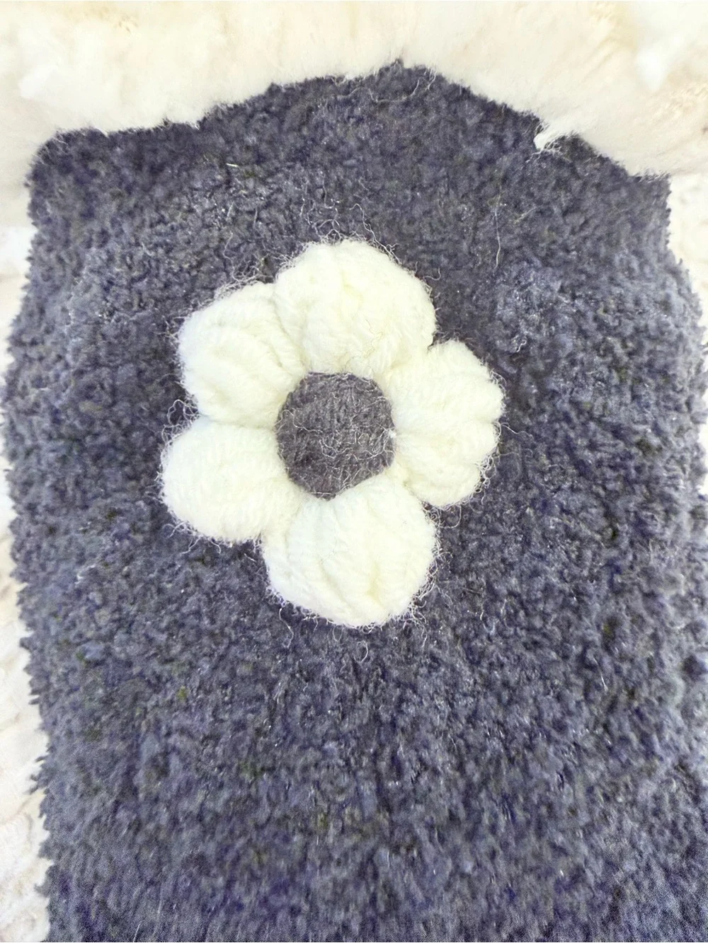 NWT! Francesca’s Women’s Fuzzy Socks with Yarn Flowers and Grips One Size
